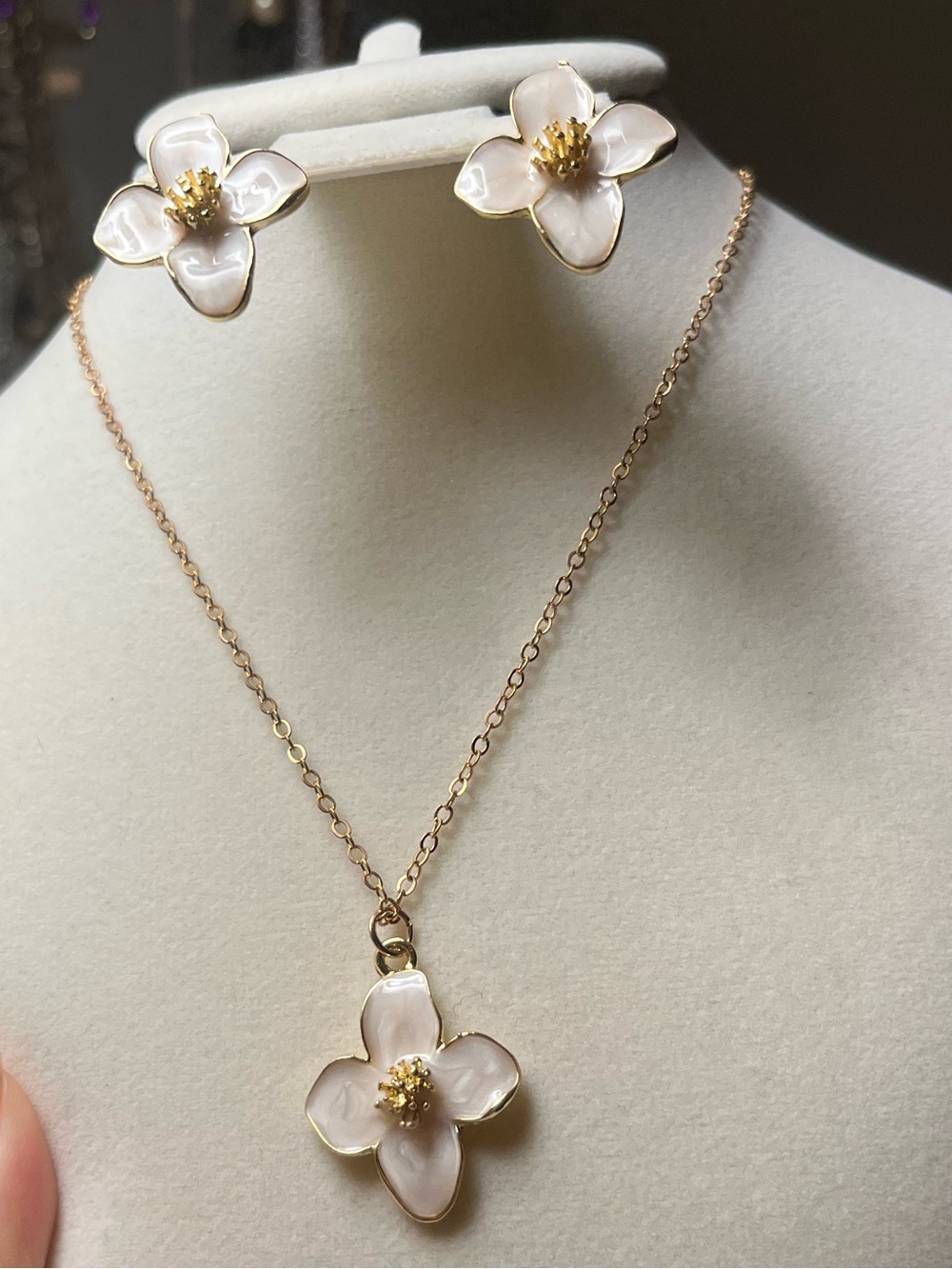 White Enamel Floral Necklace & Earrings Set – Gold Tone